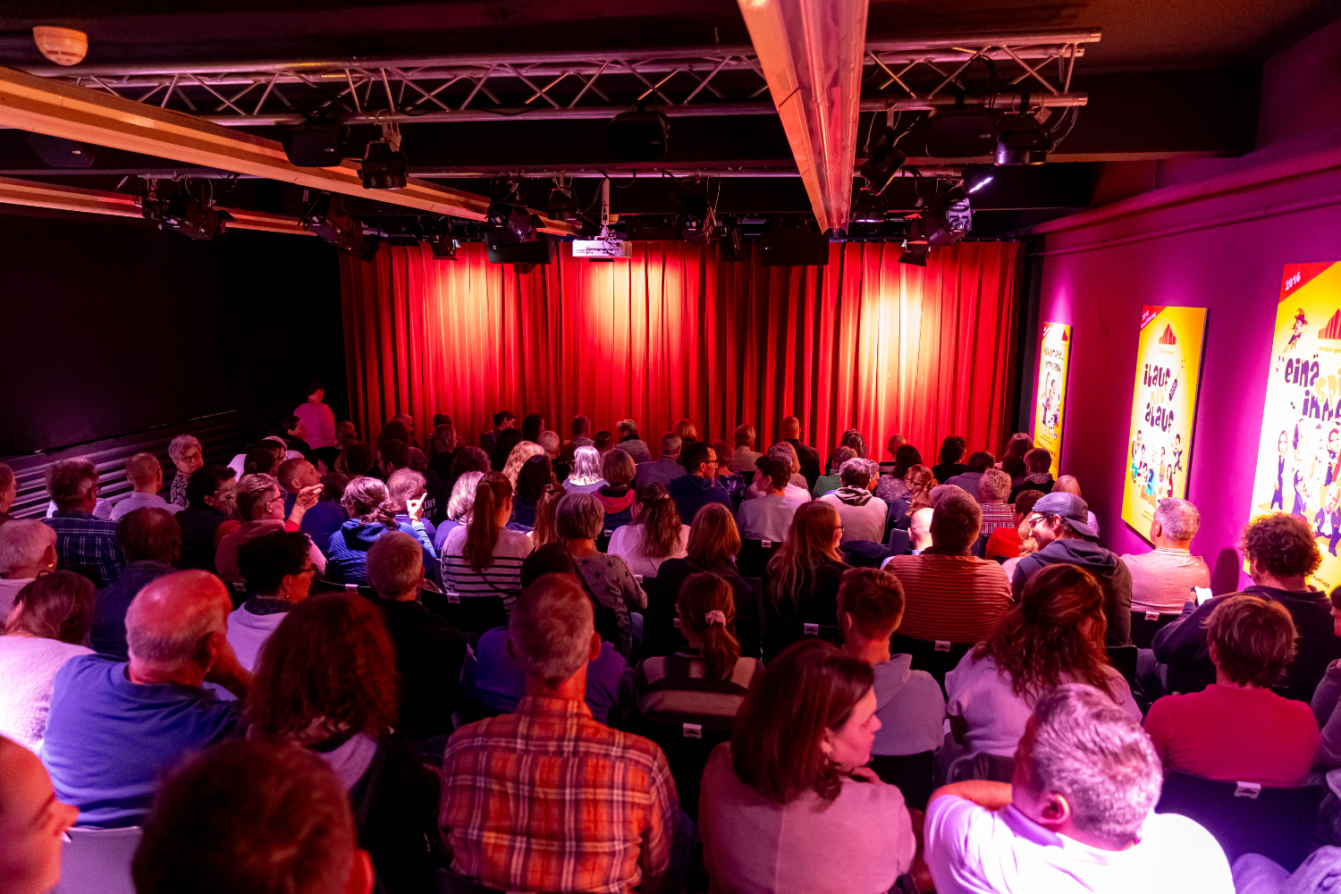 Ausverkaufter Saal des Fabriktheaters Schwanden während einer Vorstellung